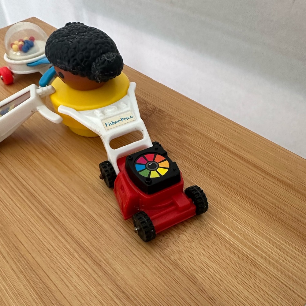 Vintage Fisher-Price Mini Toy Set w a Little People Corn Popper Vacuum Lawnmower - Picture 5 of 13